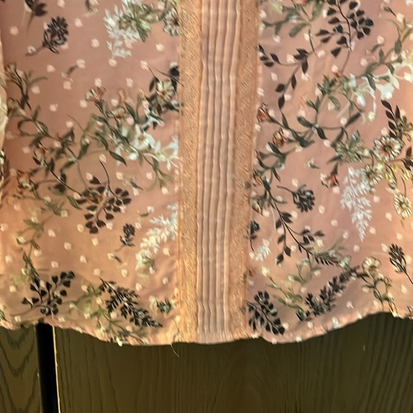 Lauren Conrad 3/4 sheer sleeved dusty rose with a pattern top. Size Small. - Picture 6 of 10